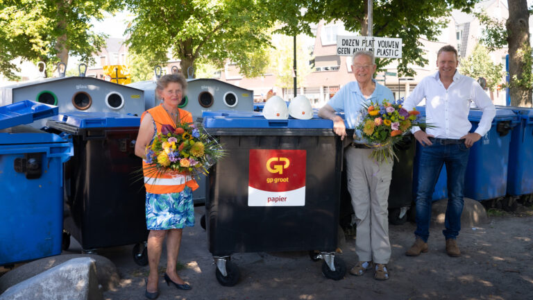 Bloemen van GP Groot voor vrijwilligers bij papiercontainers Harmonie Bergen