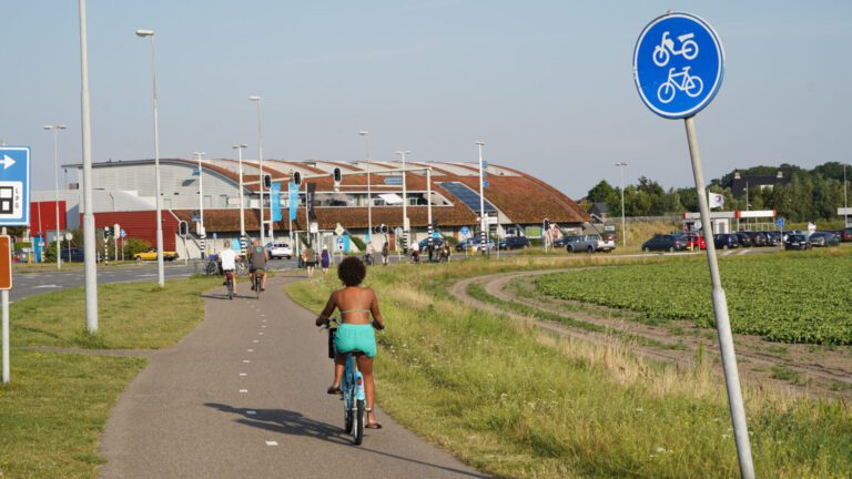 “Verkeerslichten in Egmond niet vriendelijk genoeg voor fietsers”