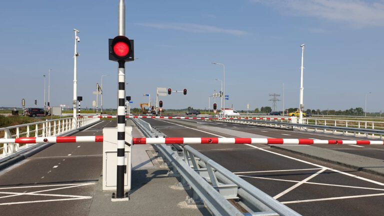 Slagbomen Kogerpolderbrug bij West-Grafdijk willen vijf uur lang niet open