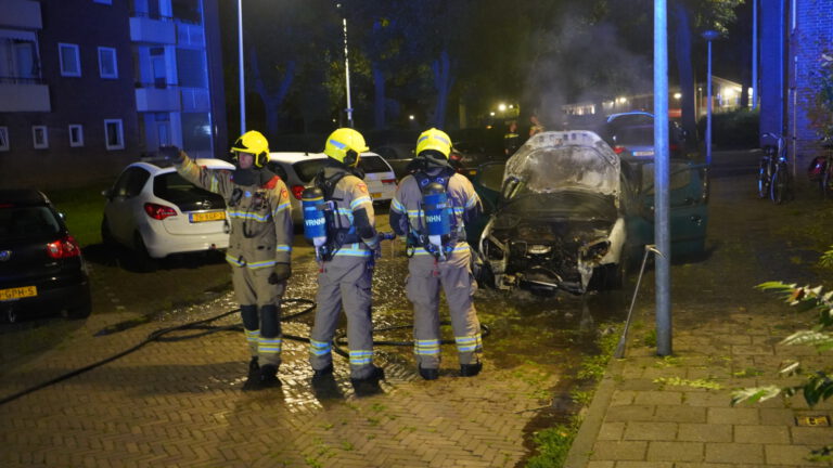 In Alkmaarse Treubstraat geparkeerde auto verwoest door vlammen