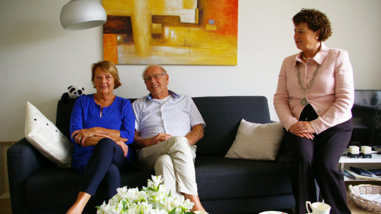 Burgemeester Kompier feliciteert 65-jarig echtpaar Jan en Tiny Weder
