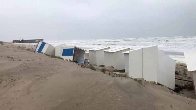 Strandhuisjes bij Camperduin na storm Francis weer rechtop