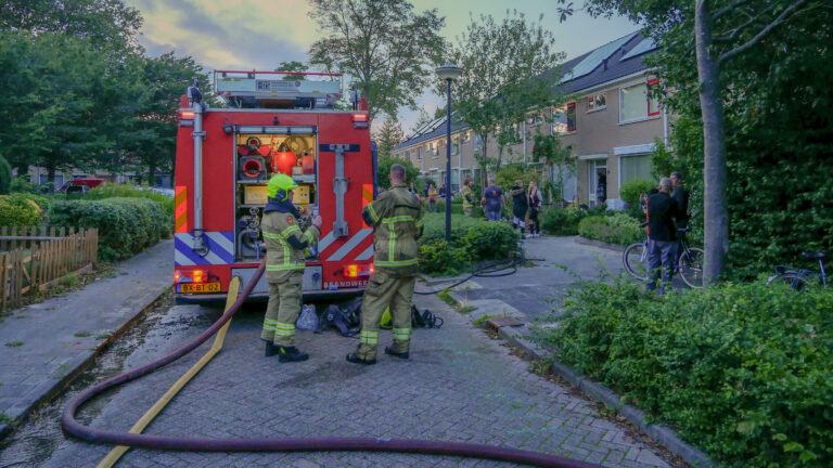 Brand op zolder woning in Populierenlaan Heerhugowaard: één gewonde