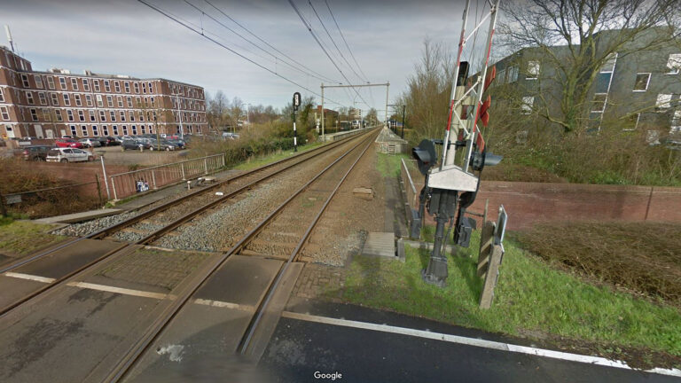 Mensen over het spoor op station Alkmaar Noord, VVD wil tijdelijke loopbrug