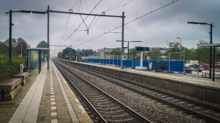 Voormalig station Alkmaar Noord komt terug als spaanplaat, wegverharding en prullenbak
