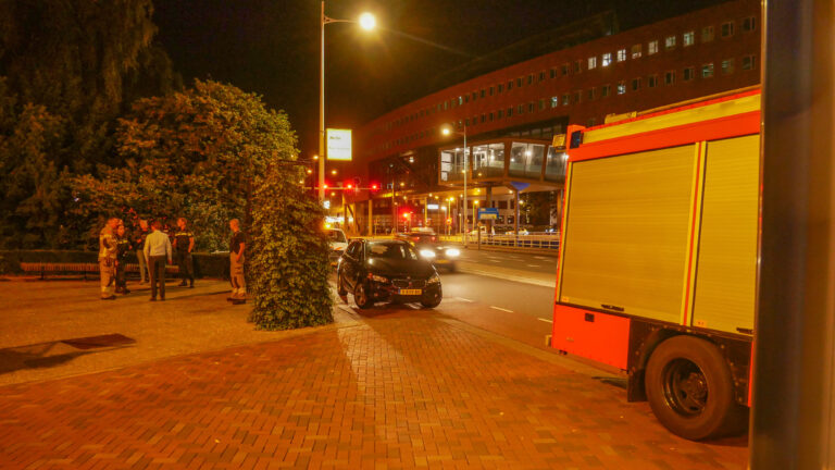 Brandweerauto botst tijdens uitruk met auto op Kanaalkade