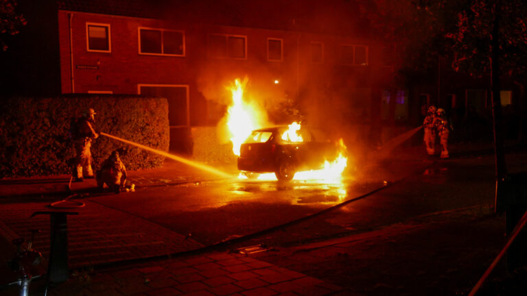 Brandweer Heiloo blust autobrand aan Rhijnvis Feithlaan