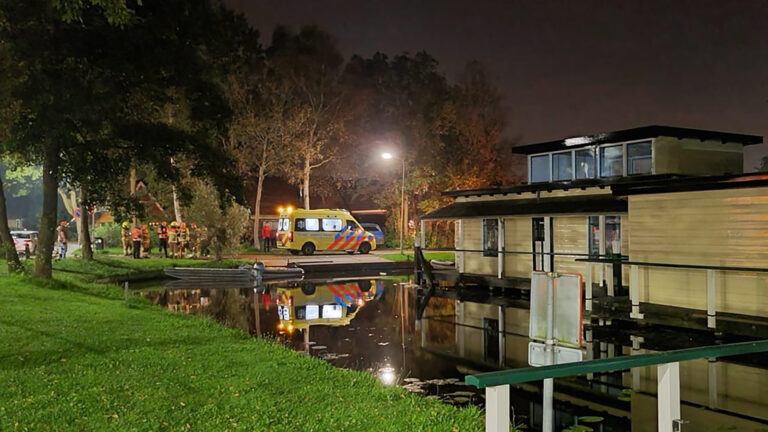 Bootje klapt op koolvlet in Langedijk: slachtoffer zwaargewond