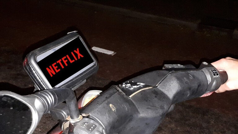 Alkmaarse politie treft Netflixende scooterrijder slingerend op de Kanaaldijk: “Serieus?!”