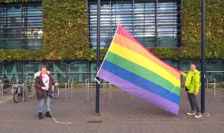 Regenboogvlag voor Coming Out Day gehesen bij Waardse gemeentehuis