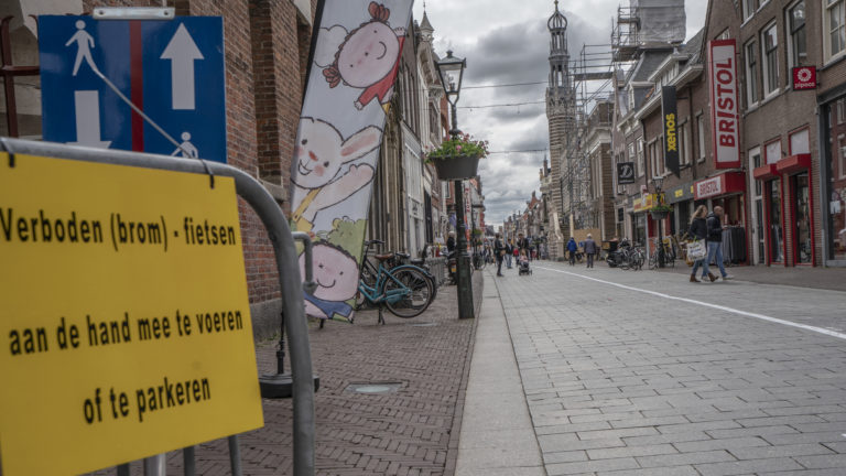 Weer extra corona-maatregelen in Alkmaarse binnenstad, toiletwagen terug op Kerkplein