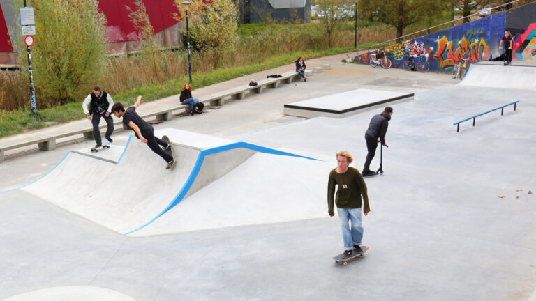 Vernieuwde skatebaan in Waardse Stadshart populair: “Super leuk voor de kinderen”