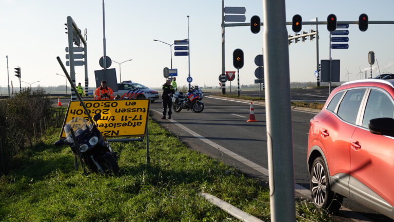 Motorrijder rijdt tegen verkeersbord bij kruising Nollenweg – N242