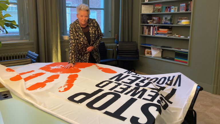 Gemeente Alkmaar hijst vlag voor internationale campagne Orange the World