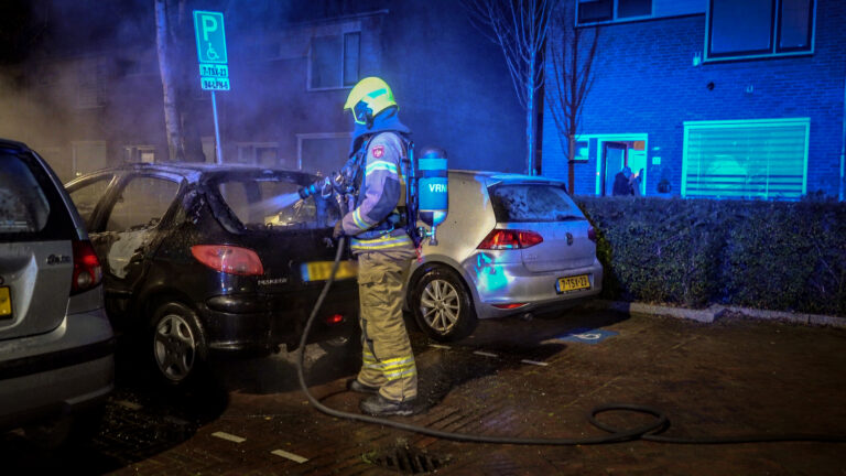 Kortstondig tumult bij autobrand in Alkmaarse Karel van Manderstraat