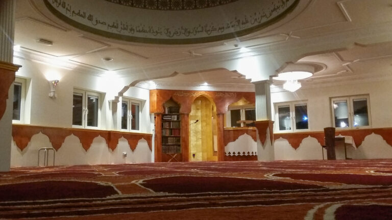 Vrijdaggebed moskee Langedijk gaat ondanks lockdown door, maar vol is vol