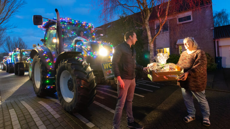 Kerstpakkettenactie en ‘lichtoptocht’ boerentrekkers zorgt voor positiviteit en… overlast