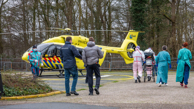 Noordwest corona-afdelingen overvol: overplaatsing vier patiënten, twee per helikopter