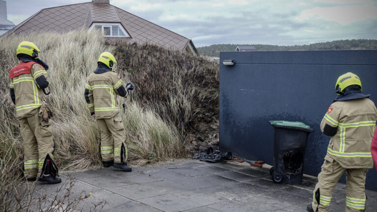 Smeulend haardafval zorgt voor kortstondige brand in Bergen aan Zee