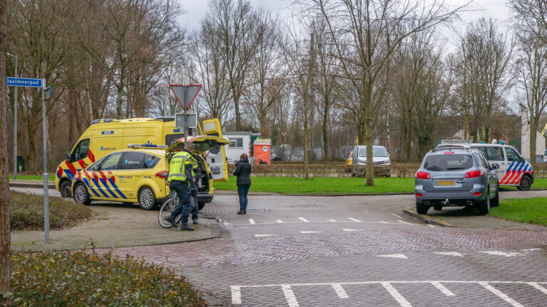 Fietsster gewond bij aanrijding op kruising Daalmeerpad-Saskerstraat in Koedijk
