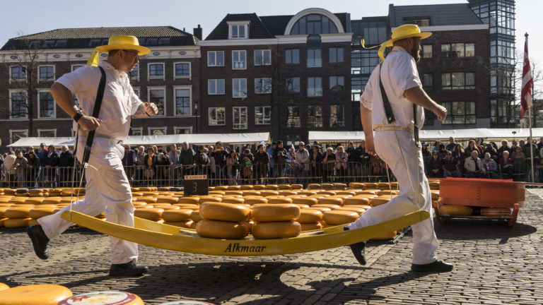 Voor tweede jaar op rij geen kaasmarkt op Waagplein Alkmaar: “Breuk met eeuwenoude traditie”