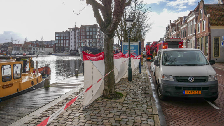 Lichaam in water Noord-Hollands Kanaal gevonden; hulpdiensten naar Bierkade in Alkmaar