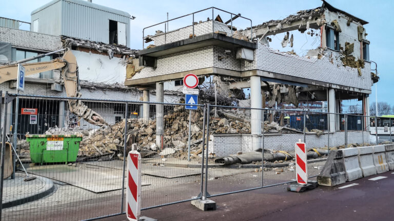 Poortgebouw van Station Alkmaar gaat eindelijk tegen de vlakte