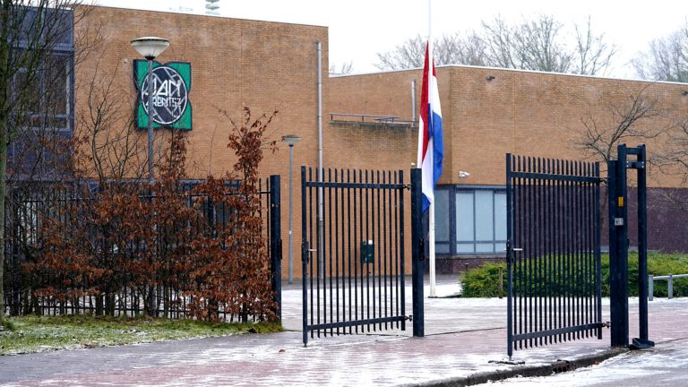 Vlag halfstok bij Jan Arentsz in Alkmaar voor overleden stagiair Jaymie