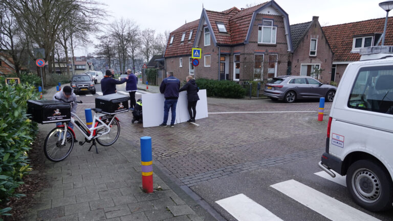 Fietsende pizzabezorger gewond bij aanrijding op kruising Dorpsstraat-Museumweg