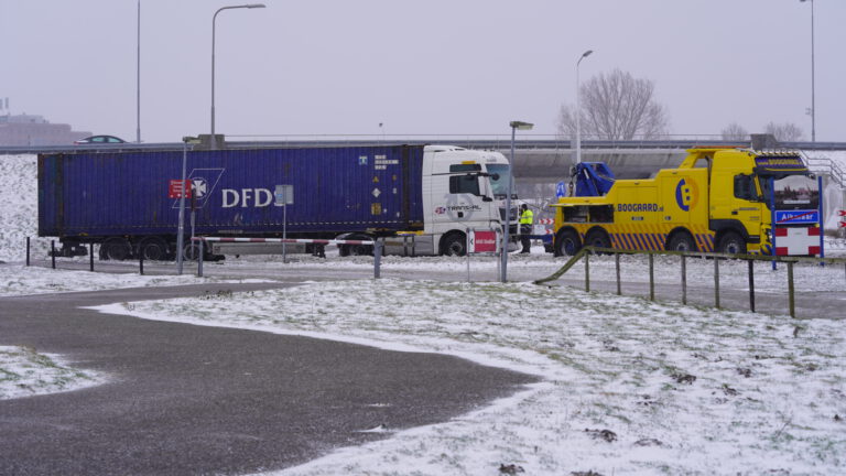 Vrachtwagen met pech blokkeert rotonde Smaragdweg in Alkmaar