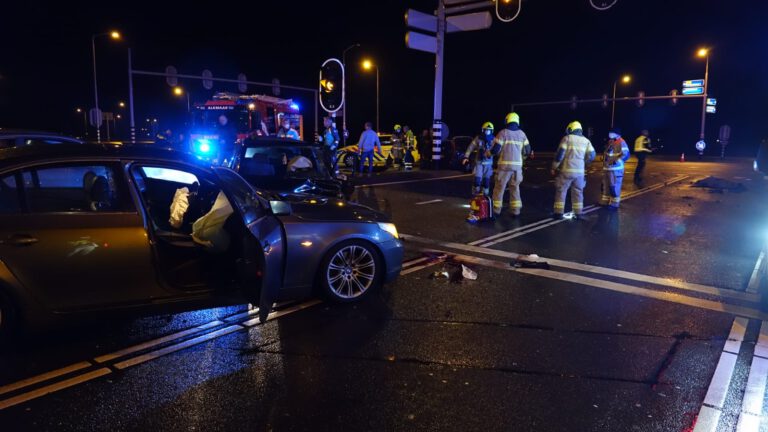 Vier auto’s betrokken bij aanrijding op Nieuwe Schermerweg, één gewonde naar ziekenhuis
