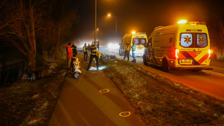 Vier gewonden bij frontale botsing met drie scooters op Bergerweg