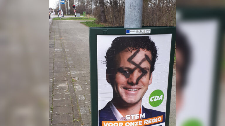 Spuitgast gezocht: hakenkruis op verkiezingsborden van CDA, VVD en FvD in Alkmaar