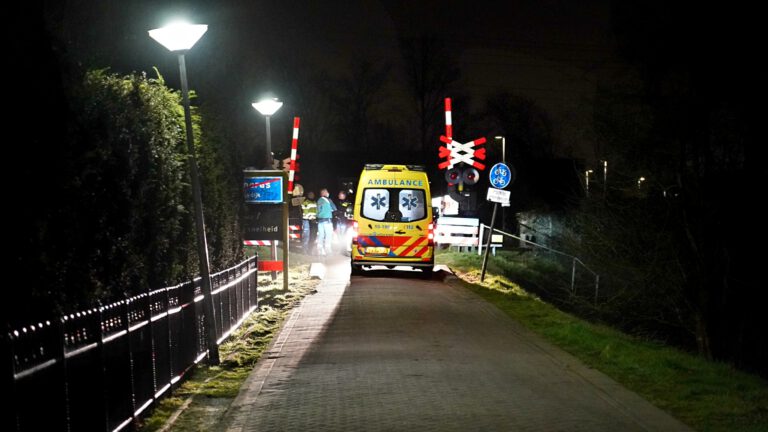 Scooterrijder gewond na val bij spoorwegovergang in Achterweg