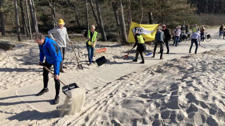 Staatsbosbeheer verwijdert tonnen stuifzand van fietspad in Schoorlse duinen