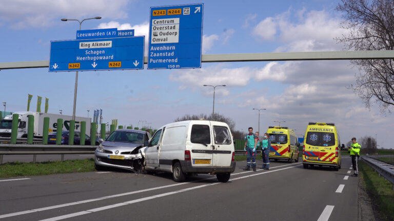 Vrijwel frontale botsing op N244 in Alkmaar, bestuurders naar ziekenhuis