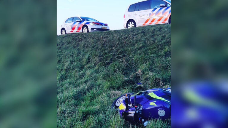 Motorrijdster gewond na missen bocht in Oostdijk bij Driehuizen