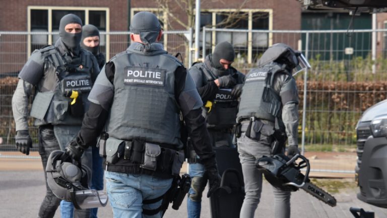 Arrestatieteam valt woning aan de Rietbuurt in De Rijp binnen, mogelijk vanwege gijzeling