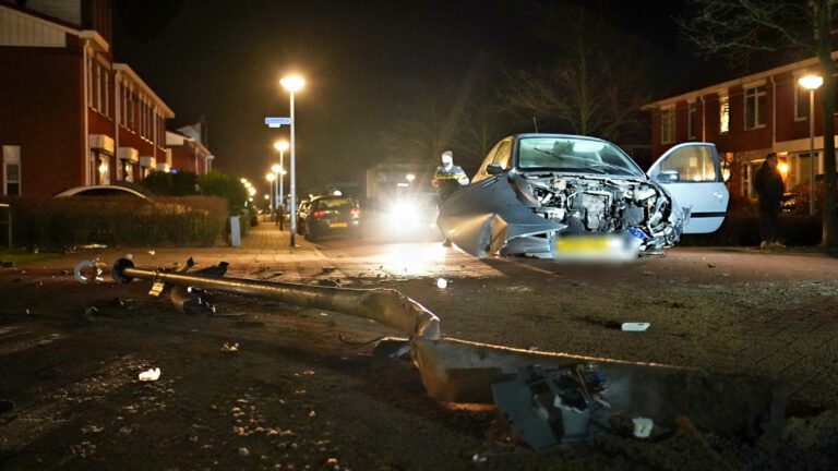 Auto verwoest na race door Mosselaan Egmond aan den Hoef, bestuurder ongedeerd