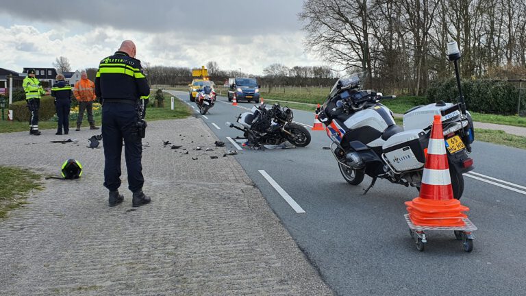 Agent rijdt tijdens motorrijles tegen afslaande trekker op N512 in Egmond-Binnen
