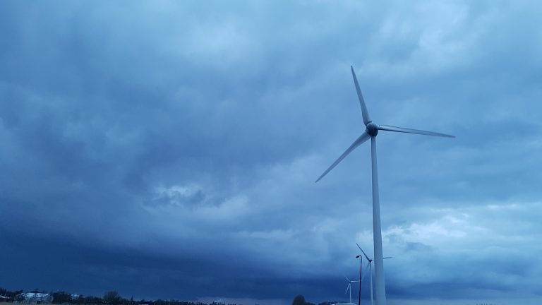 Energiestrategie in Alkmaar: meer windturbines op de Boekelermeer, zonnedaken op bedrijven