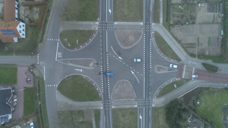 Nieuwe strepen op kruispunten Randweg Egmond-Binnen moeten het veiliger maken