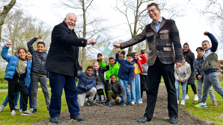 Wethouder krijgt rapport ‘Natuurkansen voor de Oosterhout’ en zaait bloemenlint met kinderen