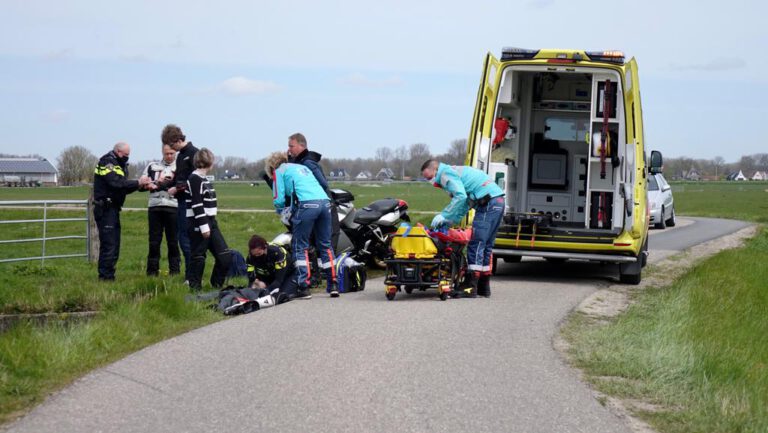 Verkeerde manoeuvre van motorrijder op Klaassen- en Evendijk in Bergen leidt tot ongeval