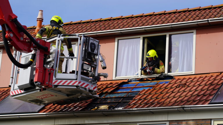 Zonnepaneel vat vlam op dak woning Arthurstraat in Nieuw-Overdie