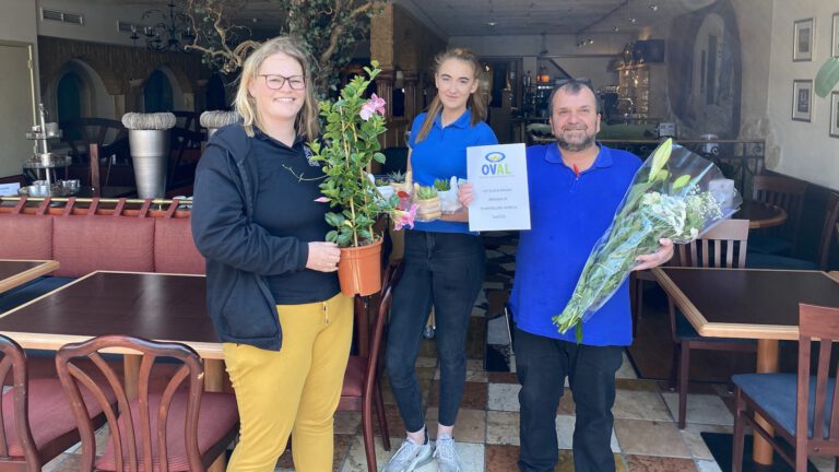 Glastuinbouwers doen bloemen en planten cadeau aan 60 horecaondernemers Dijk&Waard