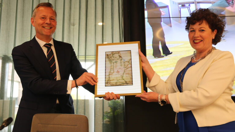 Commissaris van de Koning bezoekt raad Langedijk: “Eigen cultuur blijft gewoon in stand”