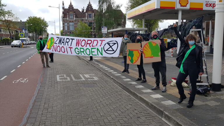 Protest van Extinction Rebellion tegen ‘greenwashing’ door Shell: “Zwart wordt nooit groen”