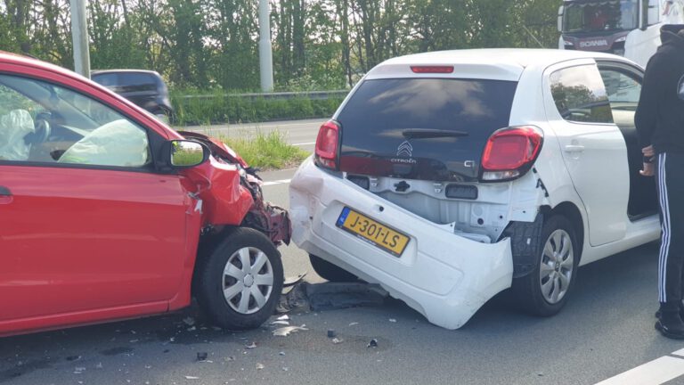 Niemand gewond bij kopstaartbotsing met drie auto’s op Nollenweg, twee total-loss