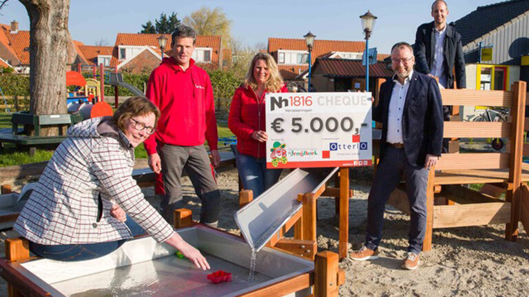 Lokale ondernemers sponsoren nieuwe waterspeelplaats van De Jeugdhoek in Koedijk
